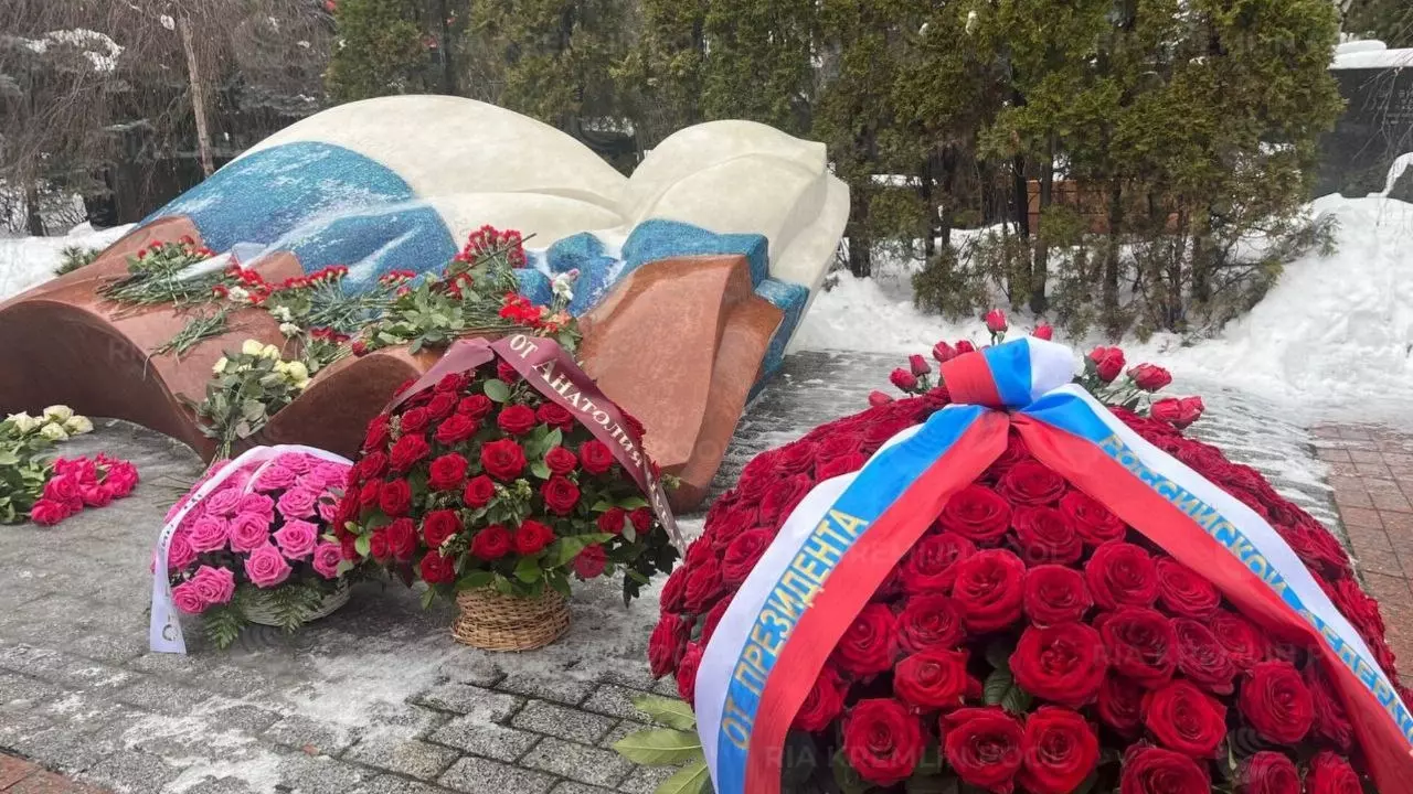Цветы на могиле первого президента РФ Бориса Ельцина.