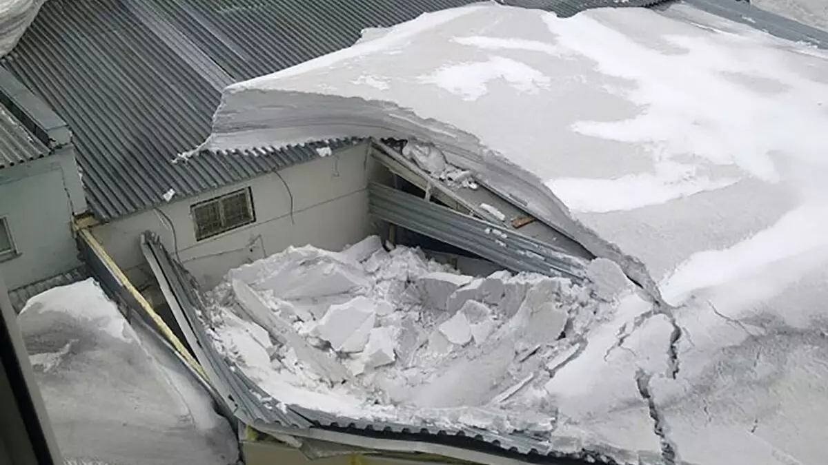 Обрушение крыши жилого дома