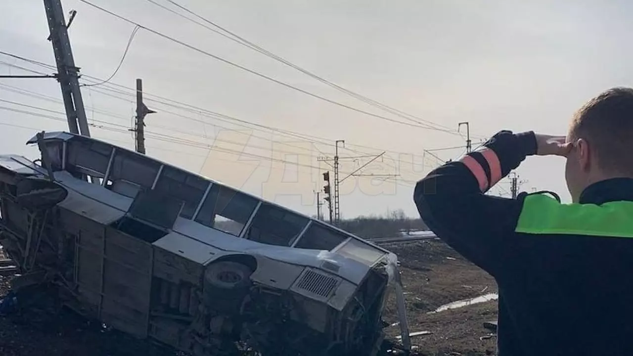 Под Яославлем на переезде в Берендеево в аварии с поездом погибли восемь человек