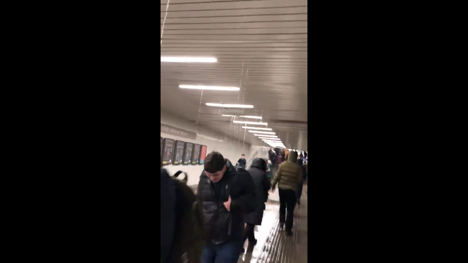 Видео дня: в переходе московского метро льётся вода с потолка
