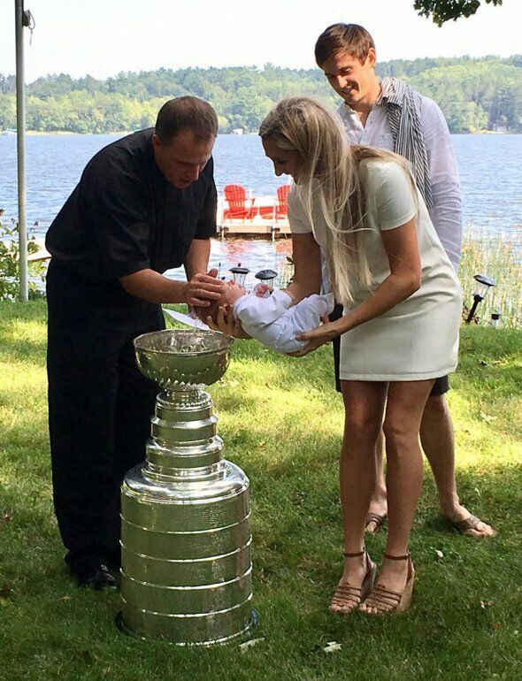 В августе 2017 года хоккеист Джош Арчибалд из клуба «Питтсбург Пингвинз» ​крестил своего сына в чаше кубка. 