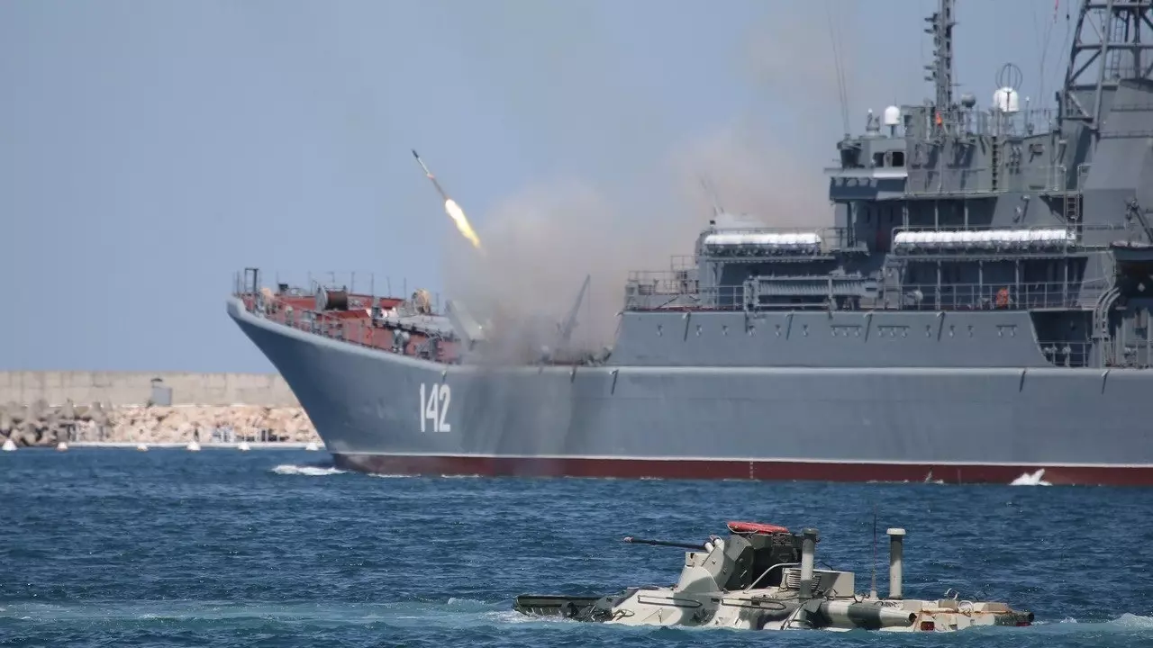 Большой десантный корабль «Новочеркасск» с бортовым номером 142 поврежден