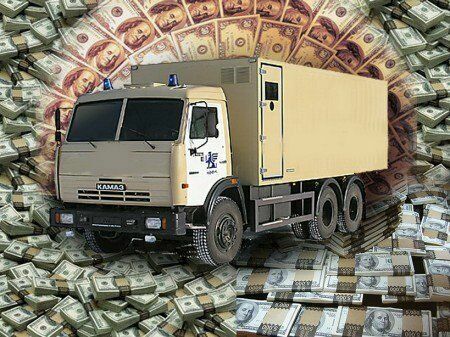 Готовимся к санкциям: доллары в России возят КАМАЗами
