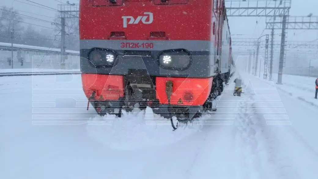 Поезд «села на пузо» в подмосковном Кусково.