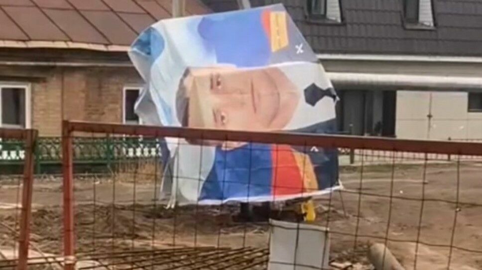 В Оренбурге плакатом с изображением героя РФ накрыли стройматериалы на улице (ВИДЕО)