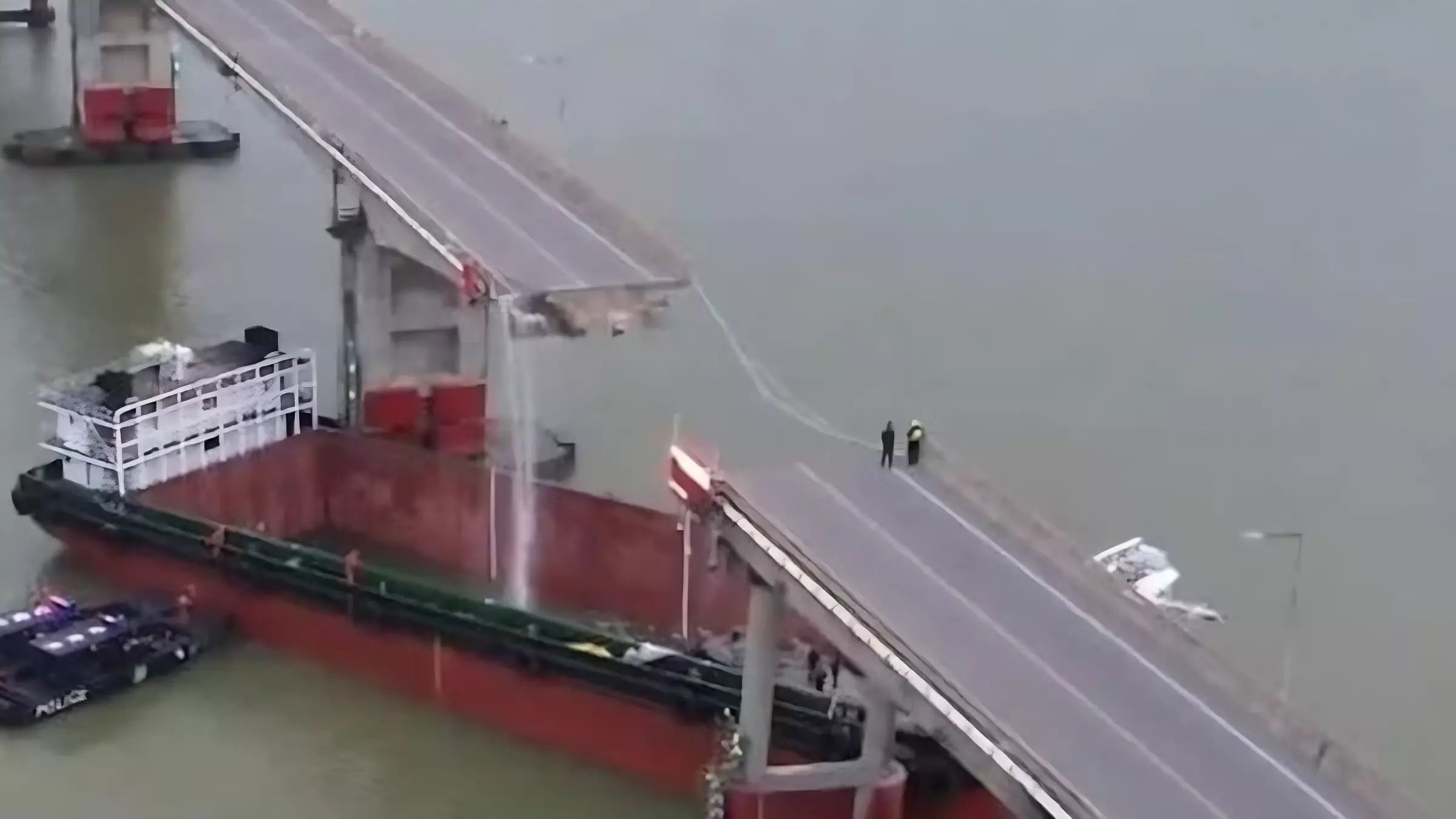 Корабль врезался в мост в КНР