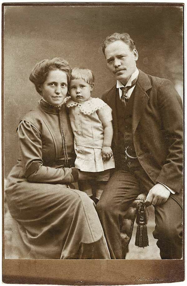 Астрид Линдгрен с родителями