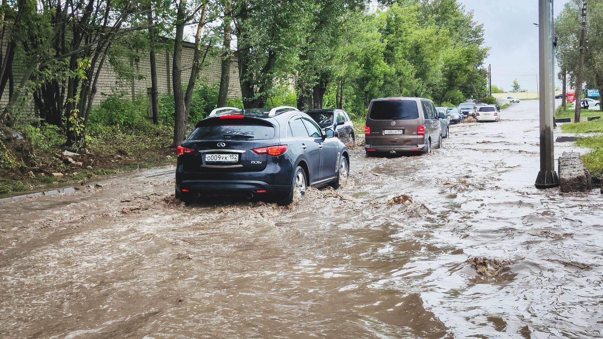 Жителя Владивостока смыло потоком воды под колеса автомобиля (ВИДЕО)