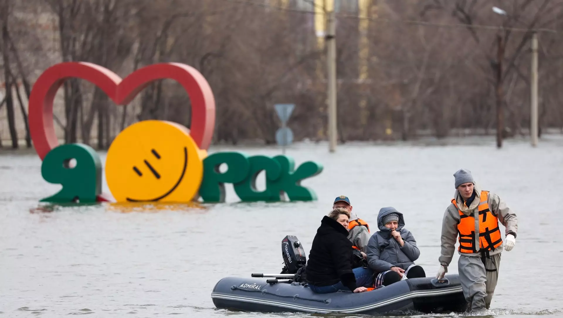Почему между коллапсом ЖКХ в Подмосковье в январе и спасением утопающих во время наводнения в Оренбурге много общего