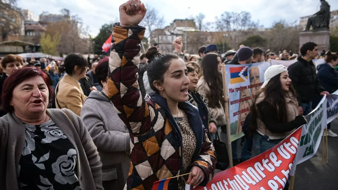 Участники акции протеста на площади Свободы. Протестующие требуют отставки премьер-министра Армении Никола Пашиняна