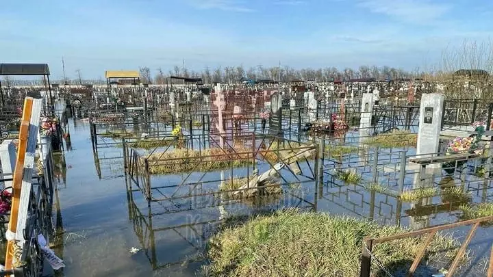 В Краснодарском крае затопило кладбище