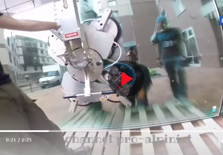 Рабочие уронили с 47-го этажа 400-килограммовый стеклопакет (Видео)