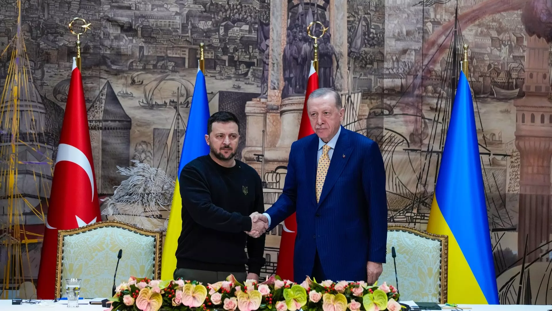 Президент Турции Реджеп Тайип Эрдоган (справа) ненадолго сблизил переговорные позиции России и Украины.
