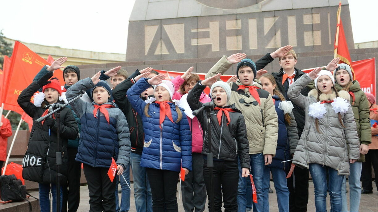 В школах России создадут аналоги пионерии и комсомола