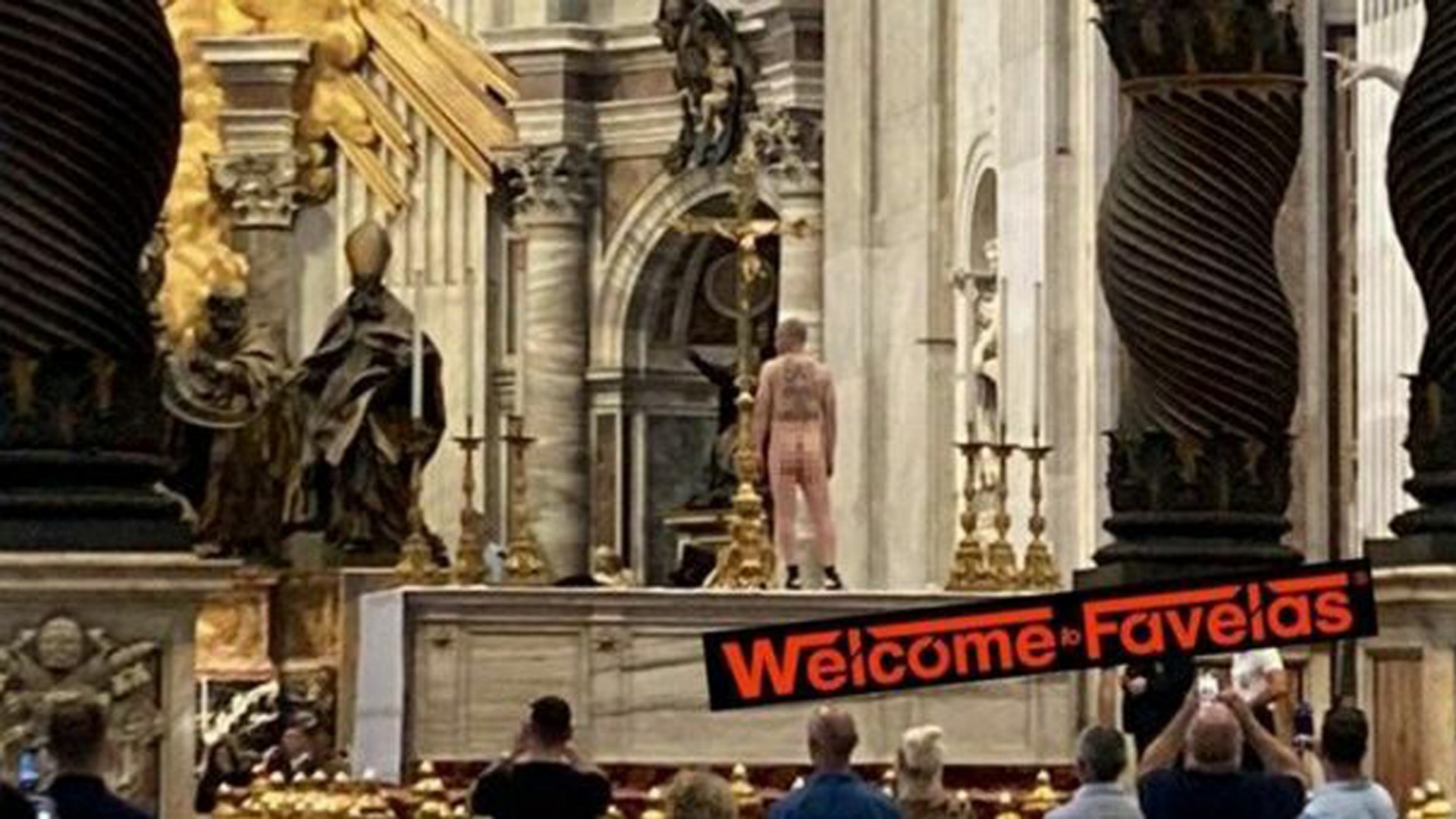 В Ватикане посетитель собора взобрался голым на алтарь в знак протеста против СВО