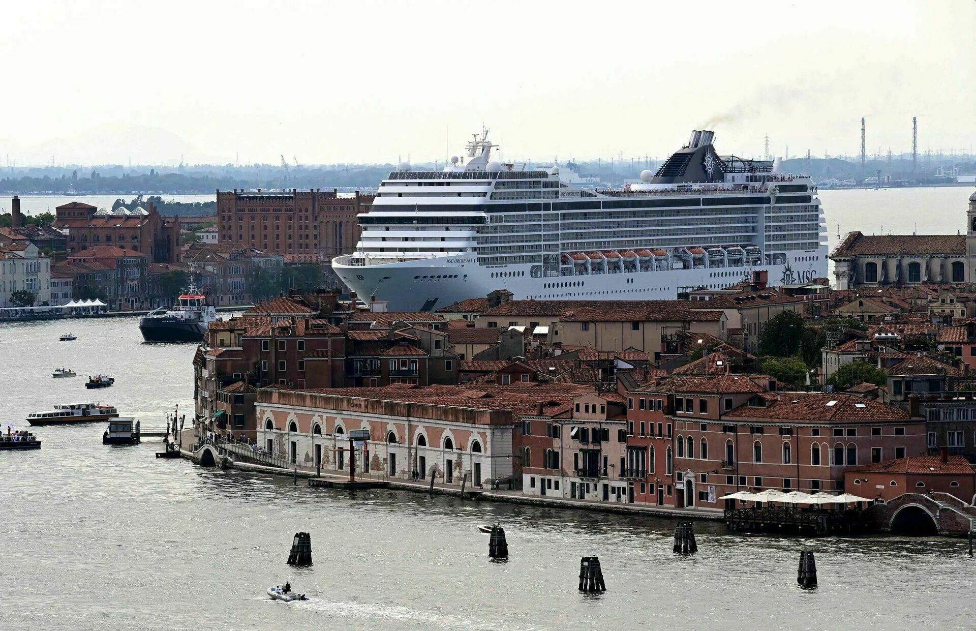 Круизное судно The MSC Orchestra на прошлой неделе в Венеции