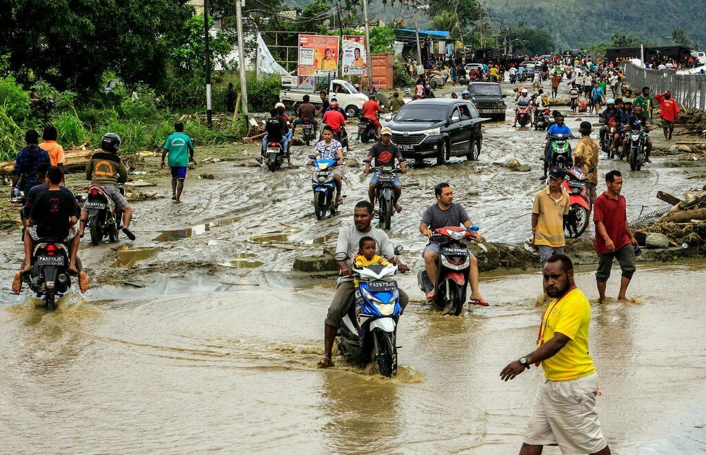 Наводнение в Индонезии унесло десятки жизней (ВИДЕО)