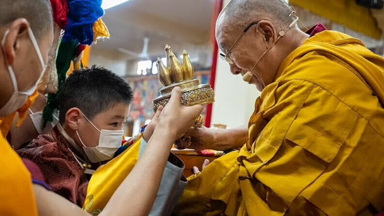 Далай-лама показал мальчика – реинкарнацию духовного лидера монгольских буддистов