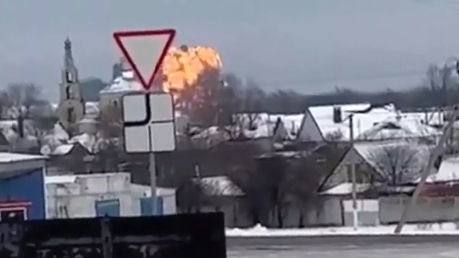 В Белгородской области произошло ЧП: очевидцы сообщают о крушении военно-транспортного самолета Ил-76