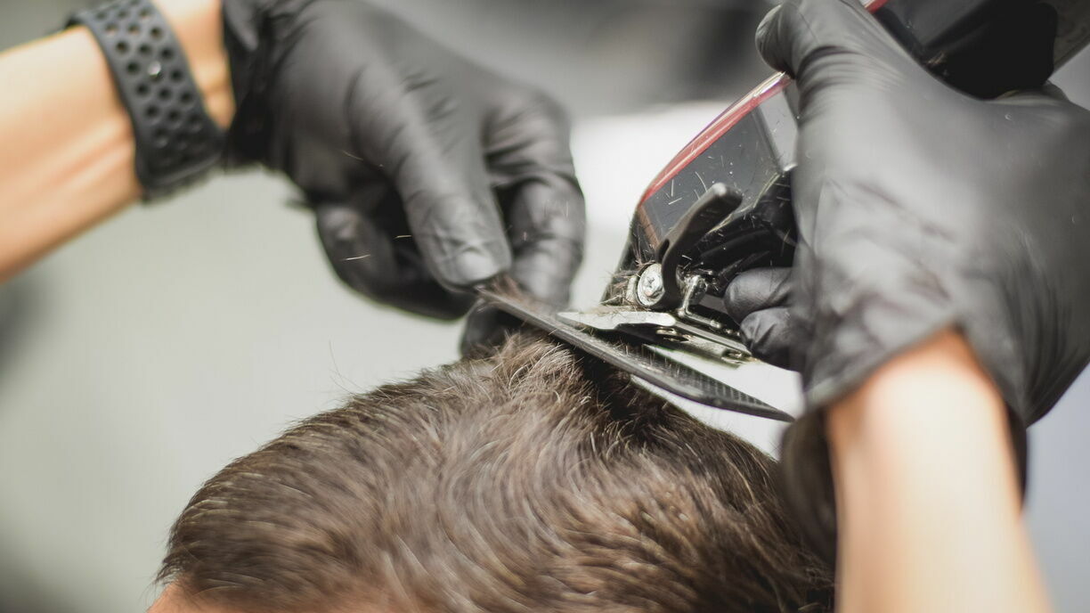 Роспотребнадзор смягчит требования к работе парикмахерских при пандемии