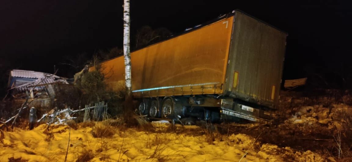 В Новгородской области грузовик врезался в дом и сдвинул его на полтора метра